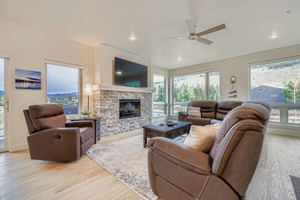 Living area - Alpenglow Retreat: Modern 2BR Condo with Panoramic Views (Keystone)