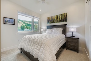 2 bedrooms, free WiFi, bed sheets - Alpenglow Retreat: Modern 2BR Condo with Panoramic Views (Keystone)
