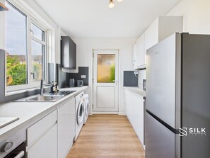 Private kitchen - Modern 3-Bed | Home Near QA Hospital | Sleeps 7 (Cosham)