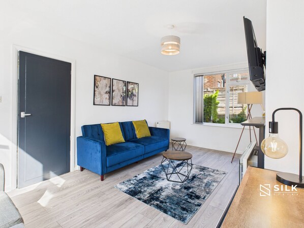 TV, fireplace - Modern 3-Bed | Home Near QA Hospital | Sleeps 7 (Cosham)