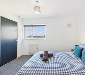 Room - Modern 3-Bed | Home Near QA Hospital | Sleeps 7 (Cosham)