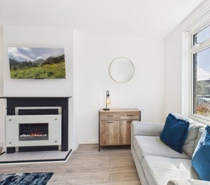 Living area - Modern 3-Bed | Home Near QA Hospital | Sleeps 7 (Cosham)