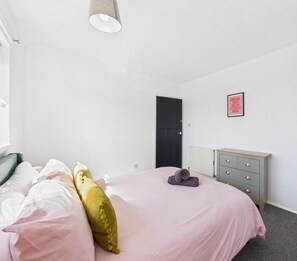 Room - Modern 3-Bed | Home Near QA Hospital | Sleeps 7 (Cosham)
