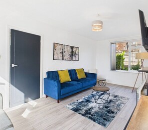 Living area - Modern 3-Bed | Home Near QA Hospital | Sleeps 7 (Cosham)