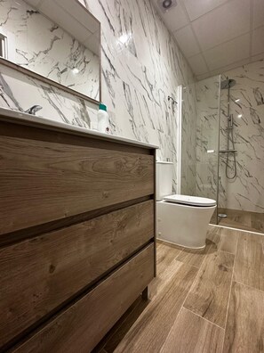 Dusche, Haartrockner, Handtücher, Seife