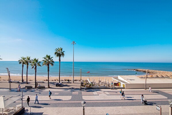 On the beach - Apartment 'Quarteira Modern Flat' with Sea View, Wi-Fi and Air Conditioning (Quarteira)