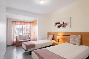 2 bedrooms, iron/ironing board, WiFi, bed sheets - Apartment 'Quarteira Modern Flat' with Sea View, Wi-Fi and Air Conditioning (Quarteira)