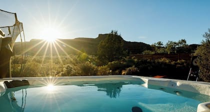 3BR Kanab Casita Near Zion & Bryce with Hot Tub, Trampoline & Views