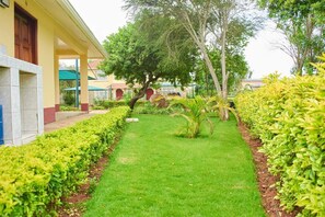 Property grounds - Luxury 5BR Bungalow with Private Pool near JKIA – Greenpark, Athi River (Athi River)