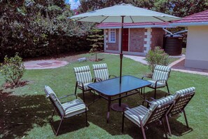 Outdoor dining - Luxury 5BR Bungalow with Private Pool near JKIA – Greenpark, Athi River (Athi River)