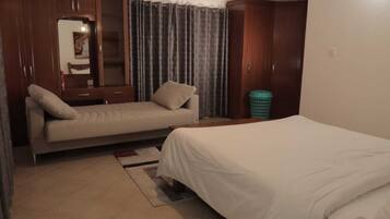 5 chambres, fer et planche à repasser, Wi-Fi, draps fournis