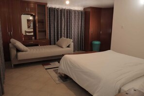 5 bedrooms, iron/ironing board, WiFi, bed sheets