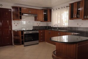 Private kitchen - Luxury 5BR Bungalow with Private Pool near JKIA – Greenpark, Athi River (Athi River)