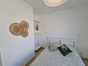 2 habitaciones, tabla de planchar con plancha, wifi y ropa de cama 