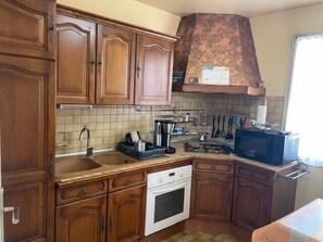 Fridge, microwave, oven, coffee/tea maker