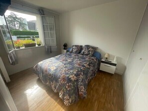 2 bedrooms, iron/ironing board, bed sheets - Escape to city center near the beach ! (Ouistreham)