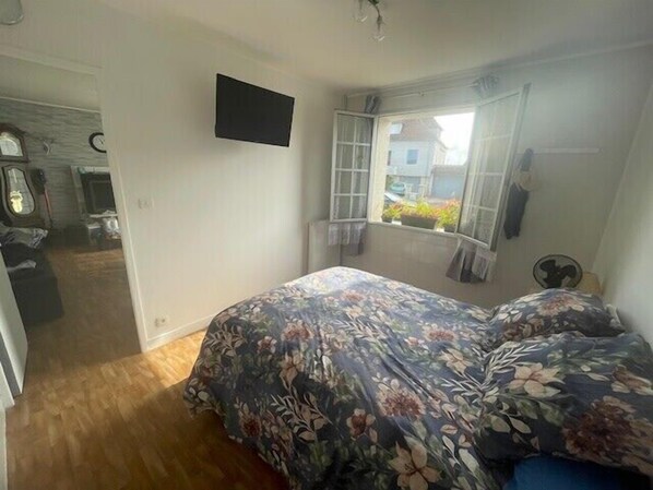 2 bedrooms, iron/ironing board