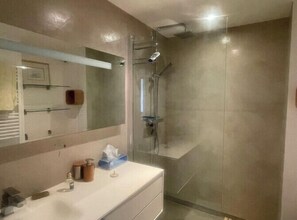 Hair dryer, towels - Escape in Cannes: sea view and shared pool! (Cannes)