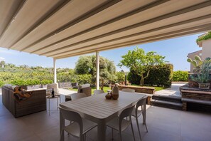 Outdoor dining - Cozy and elegant villa in Santa Tecla, a few steps from the beach (santa tecla)
