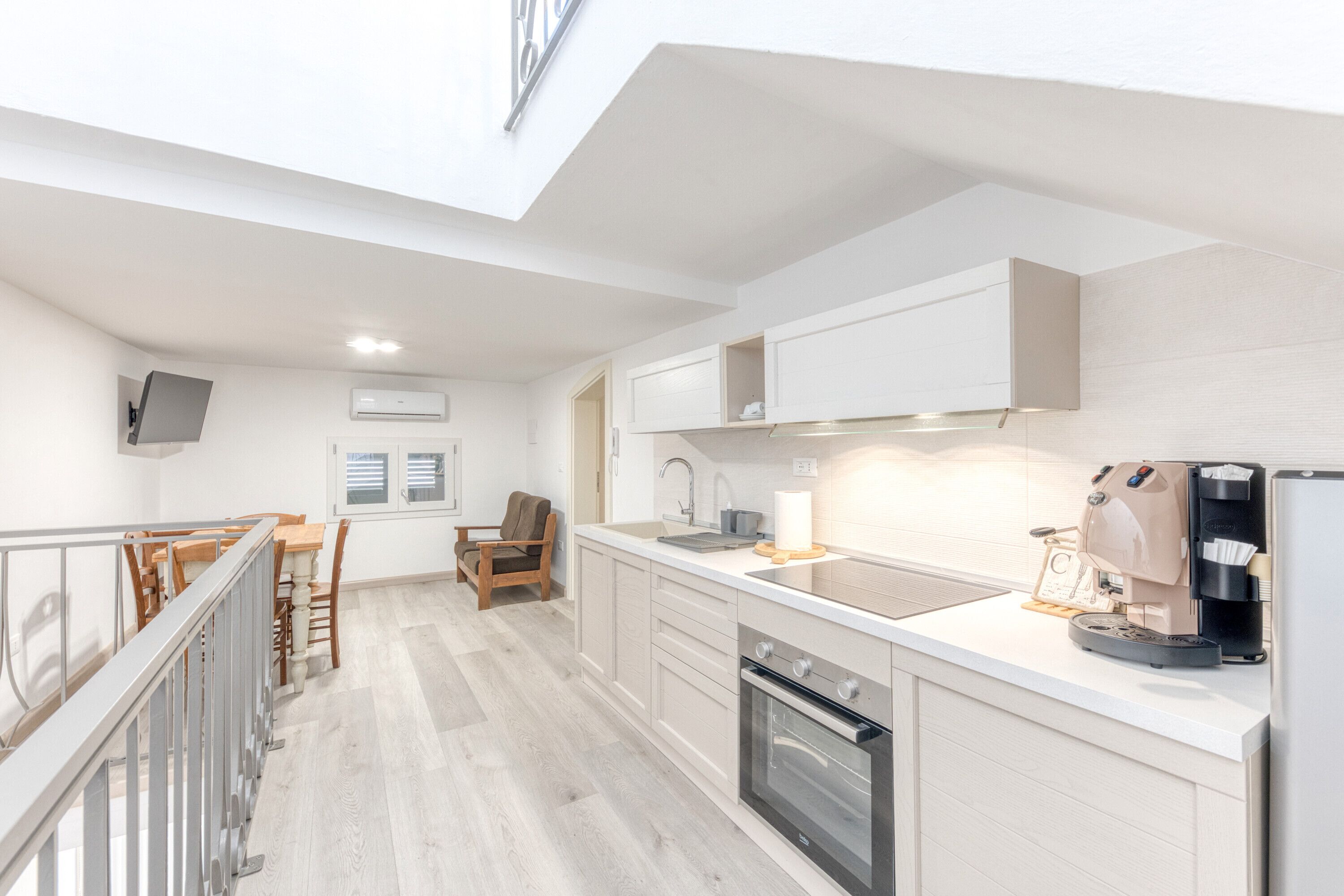 Kühlschrank, Ofen, Herdplatte, Wasserkocher mit Kaffee-/Teezubehör