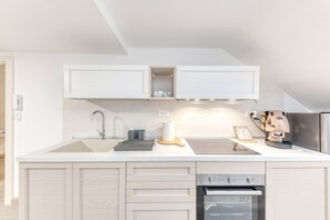 Frigorifero, forno, piano cottura, macchina per tè/caffè