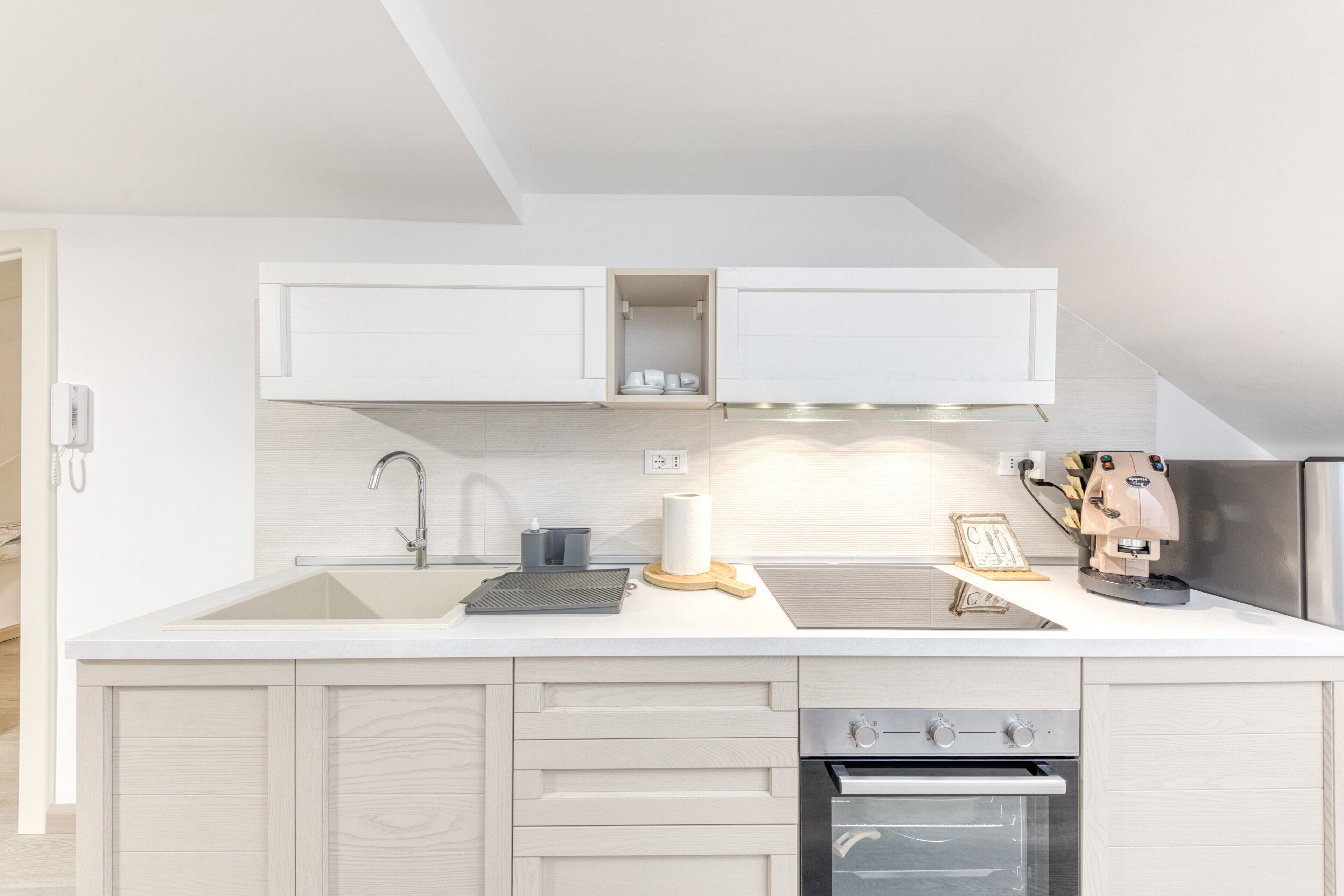 Fridge, oven, stovetop, coffee/tea maker