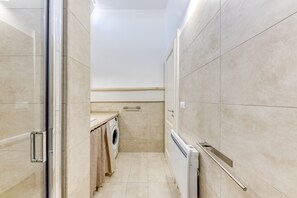 Chuveiro, secador de cabelo, toalhas de banho 