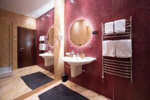 Shower, hair dryer, bidet, towels - Natali Luxury suites N4 (Belgrade)