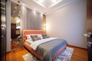 1 slaapkamer, een strijkplank/strijkijzer, wifi, beddengoed