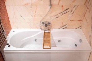 Een douche, een haardroger, handdoeken, zeep