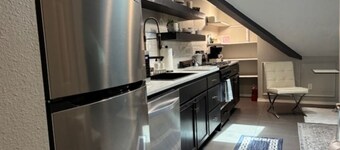 Cozy Studio Apartment above Garage