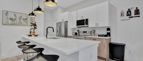 Refrigerador, microondas, horno, placa de cocina