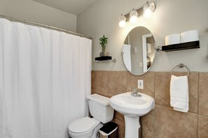 Haartrockner, Handtücher, Seife, Toilettenpapier