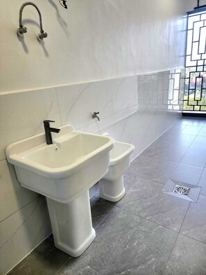 Dusche, Handtücher, Seife, Toilettenpapier