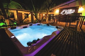 Outdoor spa tub