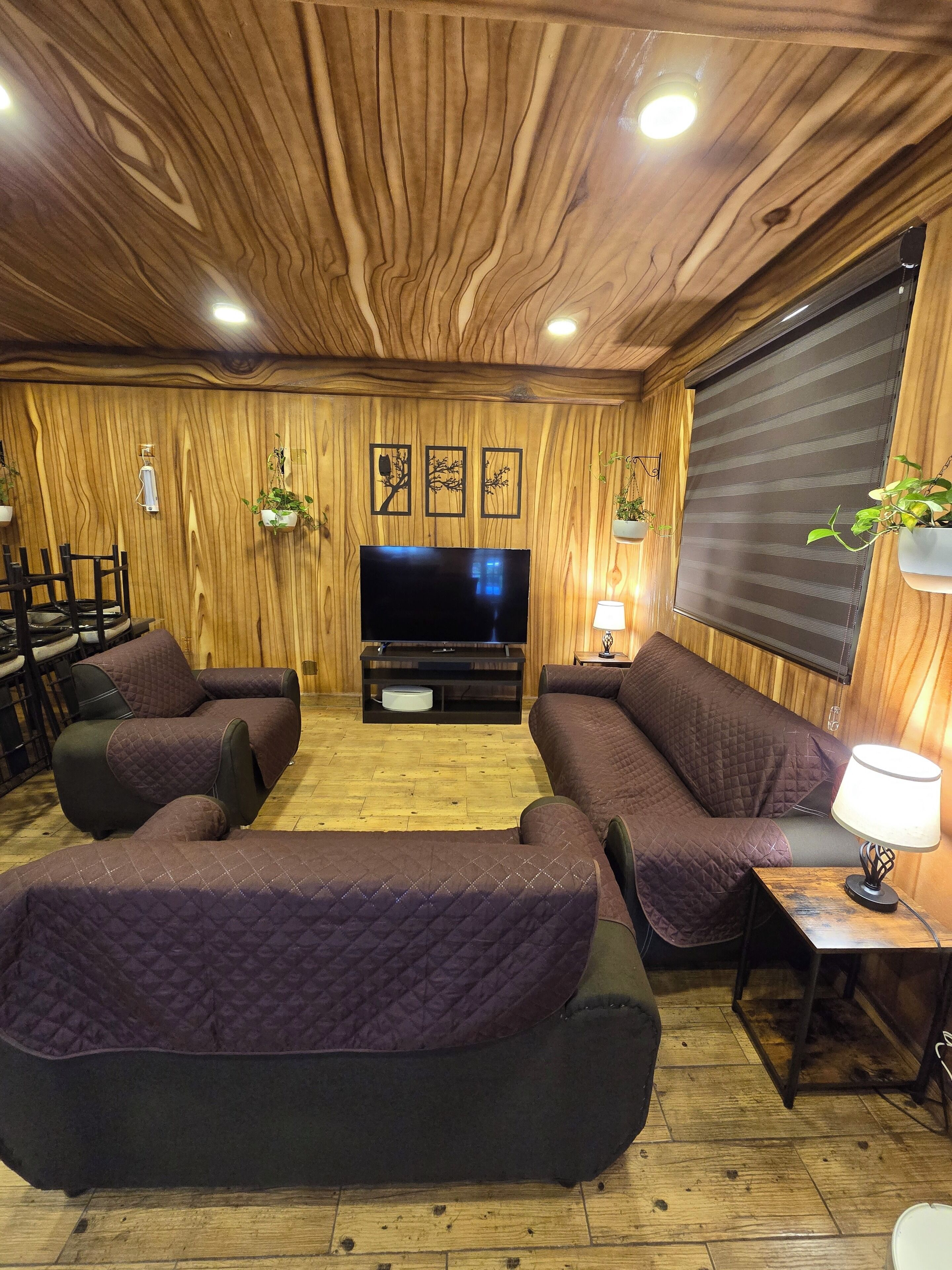 Una Smart TV, un futbolín, un reproductor estéreo