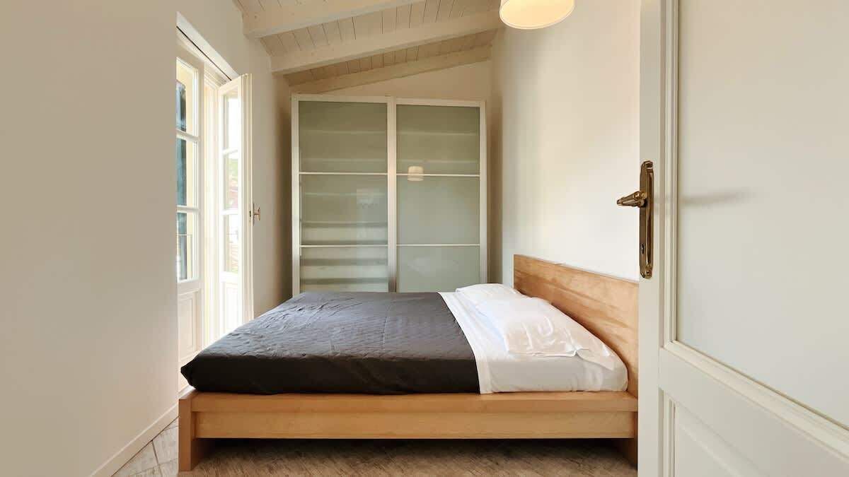 1 dormitorio, tabla de planchar con plancha, ropa de cama