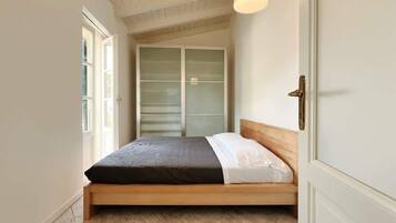 1 dormitorio, tabla de planchar con plancha, ropa de cama