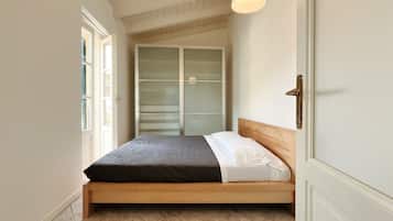 1 quarto, ferros/tábuas de passar roupa, roupa de cama