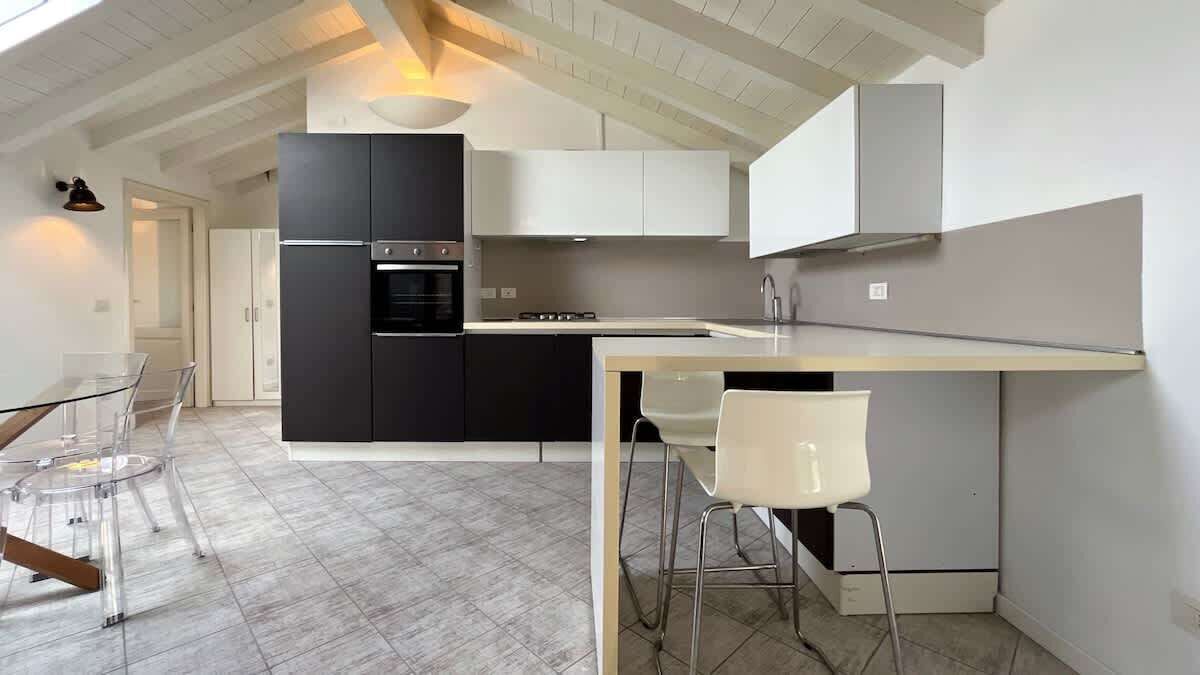 Kühlschrank, Ofen, Geschirrspüler, Wasserkocher mit Kaffee-/Teezubehör