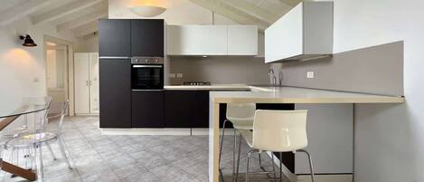 Réfrigérateur, four, lave-vaisselle, cafetière/bouilloire