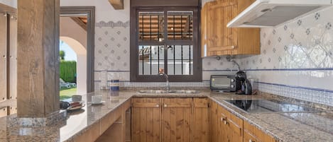 冷蔵庫、電子レンジ、コンロ、トースター