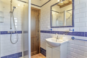 Douche, sèche-cheveux, serviettes fournies