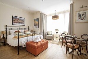 1 bedroom - Running Hare - sleeps 3 guests  in 1 bedroom (Inverness)