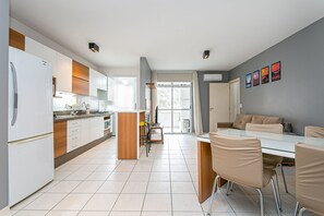 Frigorífic, microones, forn i cafetera i tetera 