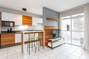 Réfrigérateur, micro-ondes, four, cafetière/bouilloire