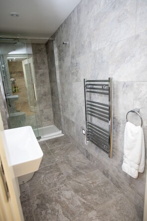 Bathroom - Isle Of Skye - 1 bedroom with optional sofa bed (Inverness)