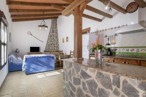 Televisión y chimenea 