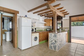 Refrigerador, microondas, parrilla de estufa y tostadora 