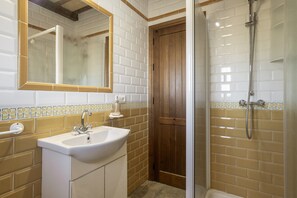 Shower, hair dryer, towels - Casa Marilo country house with pool in Conil de la Frontera (Conil de la Frontera)